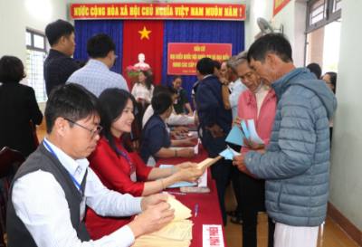 Cử tri nhận phiếu. Ảnh: Đinh Hương - TTXVN