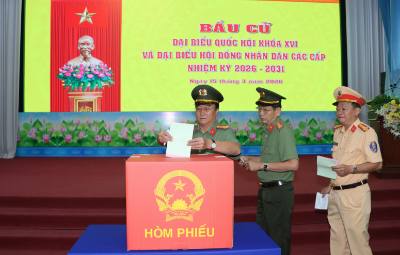 Công an Cà Mau thực hiện nghĩa vụ công dân bỏ phiếu tại điểm Khóm 22 Phường Tân Thành. Ảnh: Trung Hiếu. TTXVN