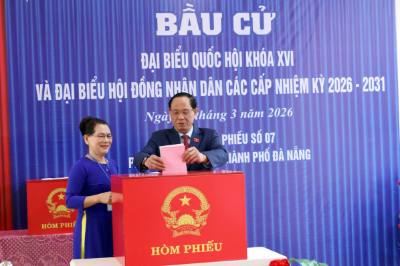 Phó Chủ tịch Quốc hội Trần Quang Phương bỏ phiếu bầu cử tại khu vực bỏ phiếu số 7, phường Hòa Xuân, thành phố Đà Nẵng. Ảnh: Trần Lê Lâm - TTXVN