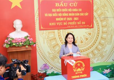 Phó Chủ tịch nước Võ Thị Ánh Xuân bỏ phiếu bầu cử tại khu vực bỏ phiếu số 39, phường Long Xuyên. Ảnh: Thanh Sang - TTXVN 