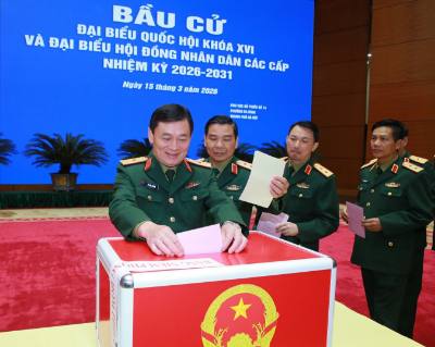 Các cử tri quân đội tham gia bầu cử tại khu vực bỏ phiếu số 14, phường Ba Đình. Ảnh: Trọng Đức - TTXVN