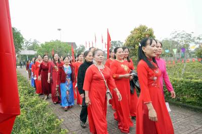 Cử tri tại đơn vị bầu cử số 3, khu vực bỏ phiếu số 9, thôn Châu Tùng (xã Đức Thọ) phấn khởi tham gia ngày hội của non sông. Ảnh: Hữu Quyết - TTXVN