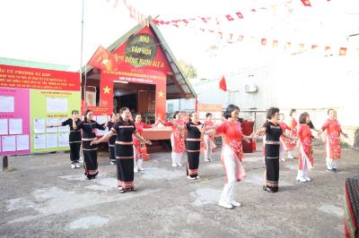 Bà con buôn Alê A, phường Ea Kao, tỉnh Đắk Lắk sinh hoạt văn nghệ chào mừng Ngày hội non sông và chào mừng nhân dân đi bầu cử. Ảnh: Hoài Thu – TTXVN
