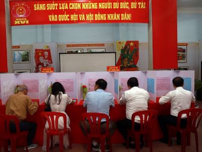 Cử tri tỉnh Khánh Hòa tự tay bầu chọn đại biểu Quốc hội khóa XVI và HĐND các cấp. Ảnh: Xuân Triệu - TTXVN