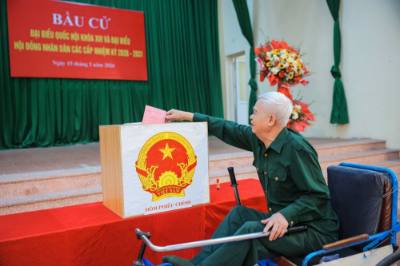 Thương binh Đinh Văn Đáp, thương binh hạng 1/4, tỉ lệ thương tật 91% tham gia bầu cử. Ảnh: Hoàng Hiếu - TTXVN