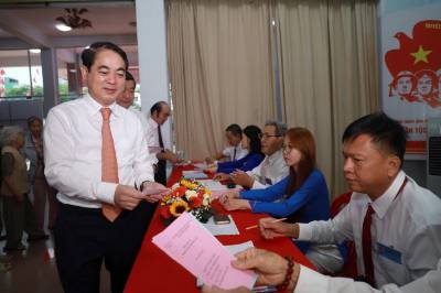 Ông Nghiêm Xuân Thành, Bí thư Tỉnh ủy Khánh Hòa nhận phiếu bầu cử tại Tổ bỏ phiếu số 1, phường Nha Trang, tỉnh Khánh Hòa. Ảnh: Xuân Triệu - TTXVN