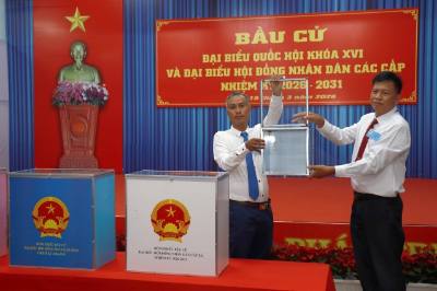 Tổ bầu cử số 1, phường Nha Trang, tỉnh Khánh Hòa thực hiện thủ tục kiểm tra thùng phiếu trước khi bầu cử. Ảnh: Xuân Triệu - TTXVN