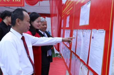 Cử tri khối Đại Thắng, phường Lương Văn Tri, tỉnh Lạng Sơn xem danh sách bầu cử. Ảnh: Anh Tuấn – TTXVN