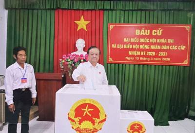 Phó Chủ tịch Quốc hội Lê Minh Hoan bỏ phiếu bầu cử tại khóm Thuận Nghĩa, phường Cao Lãnh, tỉnh Đồng Tháp. Ảnh: Hồng Nhung - TTXVN