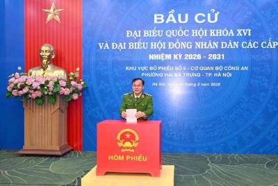 Thượng tướng Nguyễn Văn Long, Thứ trưởng Bộ Công an bỏ phiếu bầu cử tại khu vực bỏ phiếu số 5 - Cơ quan Bộ Công an, phường Hai Bà Trưng, thành phố Hà Nội. Ảnh: Phạm Kiên - TTXVN

