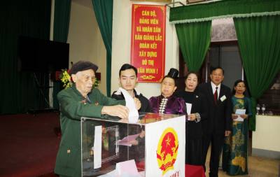 Các cử tri khu vực bỏ phiếu số 9, phường Tô Hiệu, tỉnh Sơn La bỏ phiếu bầu đại biểu Quốc hội khóa XVI và đại biểu Hội đồng nhân dân các cấp nhiệm kỳ 2026-2031. Ảnh: Nguyễn Cường - TTXVN. 