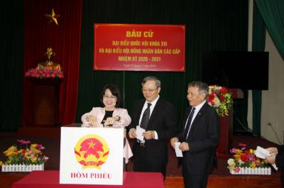 Các cử tri khu vực bỏ phiếu số 9, phường Tô Hiệu, tỉnh Sơn La bỏ phiếu bầu đại biểu Quốc hội khóa XVI và đại biểu Hội đồng nhân dân các cấp nhiệm kỳ 2026-2031. Ảnh: Nguyễn Cường - TTXVN. 