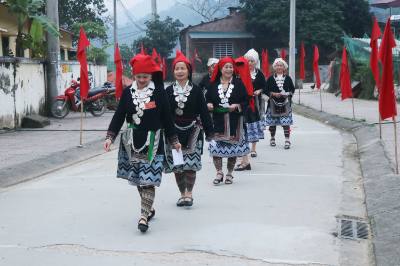 Les électeurs de la minorité ethnique Dao de la commune de Phong Quang, province de Thai Nguyen (nord), se rendent aux bureaux de vote pour voter.  Photo VNA