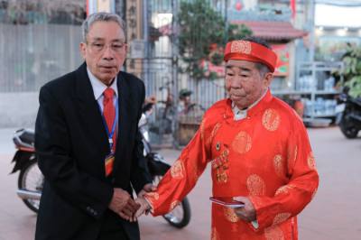 Cử tri cao tuổi nhất tại khu vực bỏ phiếu số 17 có mặt từ rất sớm. Ảnh: Phạm Tuấn Anh - TTXVN