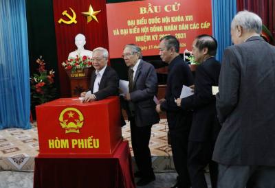 Ngay từ sáng sớm, các cử tri phường Hoa Lư, tỉnh Ninh Bình đến bỏ phiếu tại Khu vực bỏ phiếu số 27. Ảnh: Hải Yến - TTXVN