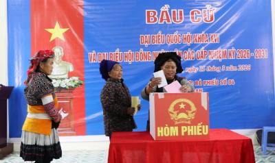 Cử tri bỏ phiếu tại tổ bầu cử số 4 bản Tung Qua Lìn, xã Dào San.  Ảnh: Nguyễn Oanh-TTXVN