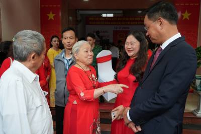 Bí thư Thành ủy Đà Nẵng Lê Ngọc Quang trò chuyện với bà con cử tri. Ảnh: Anh Dũng – TTXVN