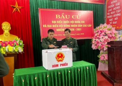 Cán bộ, chiến sĩ Đồn Biên phòng cửa khẩu quốc tế Cha Lo, Bộ đội Biên phòng tỉnh Quảng Trị bỏ phiếu bầu cử Đại biểu Quốc hội khóa XVI và HĐND các cấp, nhiệm kỳ 2026-2031. Ảnh: TTXVN phát