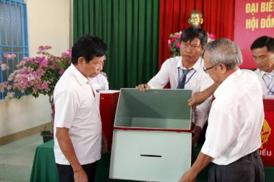 Công tác kiểm tra thùng phiếu trước khi tổ chức bầu cử tại khu vực ven biển Lâm Đồng được thực hiện công khai, nghiêm túc. Ảnh: Nguyễn Thanh - TTXVN