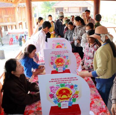 Người Brâu, một trong những dân tộc ít người nhất ở Việt Nam đến khu vực bỏ phiếu số 25 thôn Đăk Mế, xã Bờ Y, tỉnh Quảng Ngãi để bỏ phiếu. Ảnh: Cao Nguyên-TTXVN
