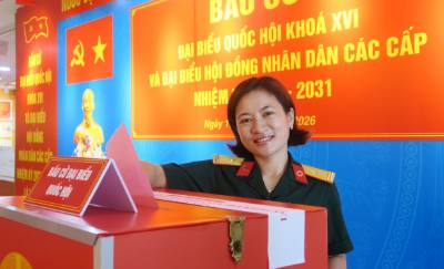 Bác sĩ Bệnh viện Quân y 175, TP.Hồ Chí Minh bỏ phiếu tại điểm bầu cử số 055 phường Hạnh Thông đặt tại Bệnh viện Quân y 175. Ảnh: Đinh Hằng - TTXVN