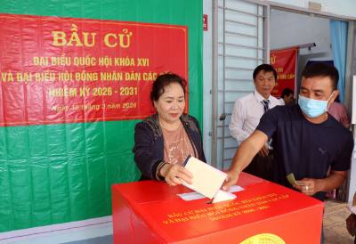 Các cử tri bỏ phiếu tại Tổ bầu cử số 3 (khóm Tân Thuận An, phường Tân Ngãi). Ảnh: Phạm Minh Tuấn-TTXVN.