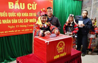 Les membres des minorités ethniques de la commune de Lung Cu ont voté.  Photo VNA : Minh Dôc