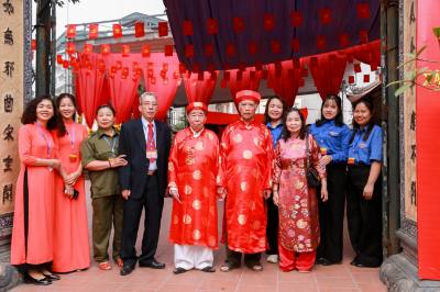 Thành viên tổ bầu cử chụp ảnh chung cùng các cụ cao niên tại điểm bầu cử số 17, phường Vĩnh Hưng. Ảnh: Quỳnh Anh/TTXVN phát