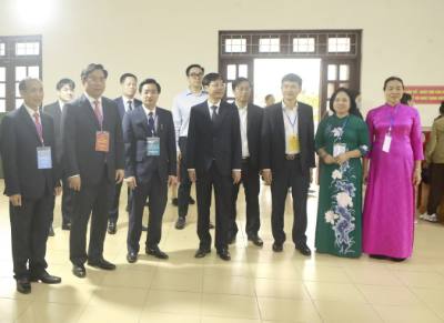 Chủ tịch UBND tỉnh Phú Thọ Trần Duy Đông (thứ 2 trái sang) kiểm tra công tác bầu cử tại khu vực bỏ phiếu số 21 ở phường Vĩnh Yên. Ảnh: Hoàng Hùng – TTXVN