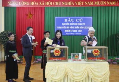 Phó Chủ tịch UBND tỉnh Lào Cai Vũ Thị Hiền Hạnh cùng cử tri xã Quy Mông bỏ phiếu bầu cử. Ảnh: Tuấn Anh - TTXVN