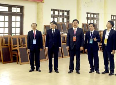 Chủ tịch UBND tỉnh Phú Thọ Trần Duy Đông (thứ 3  trái sang) kiểm tra công tác bầu cử tại khu vực bỏ phiếu số 21 ở phường Vĩnh Yên. Ảnh: Hoàng Hùng – TTXVN