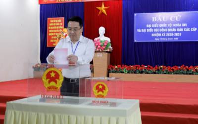 Chủ tịch UBND tỉnh Lào Cai Nguyễn Tuấn Anh bỏ phiếu bầu cử. Ảnh: Tuấn Anh - TTXVN