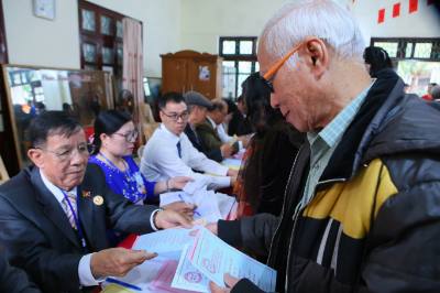 Cử tri phường Nam Định nhận phiếu bầu cử. Ảnh: Công Luật - TTXVN