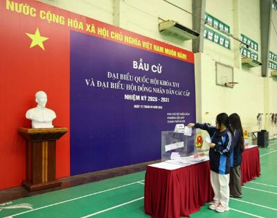 Sinh viên bỏ phiếu bầu cử Đại biểu Quốc hội khoá XVI và Đại biểu Hội đồng nhân dân các cấp nhiệm kỳ 2026 - 2031. Ảnh: Thanh Tùng - TTXVN 