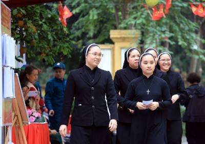 Các nữ tu dòng Mến Thánh Giá 31 Nhà Chung đến bỏ phiếu bầu cử tại khu vực bỏ phiếu số 1, phường Hoàn Kiếm. Ảnh: Tuấn Anh - TTXVN