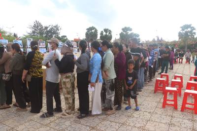 Người dân ấp Khai Long, xã Đất Mũi xếp hàng để bầu cử. Ảnh: Tuấn Phi – TTXVN  