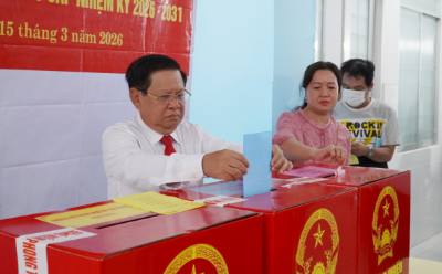 Bí thư Đảng ủy phường Rạch Giá Mai Hoàng Khởi cũng cử tri địa phương bỏ phiếu bầu cử đại biểu Quốc hội khóa XVI và đại biểu HĐND các cấp. Ảnh: Văn Sĩ - TTXVN                               