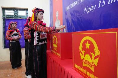 Những cử tri đầu tiên của bản Tá Miếu, xã Sín Thầu tiến hành bỏ phiếu. Ảnh: Trung Kiên - TTXVN