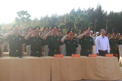 Các đại biểu chào cờ tại lễ khai mạc bầu cử tại xã Đất Mũi. Ảnh: Tuấn Phi – TTXVN  