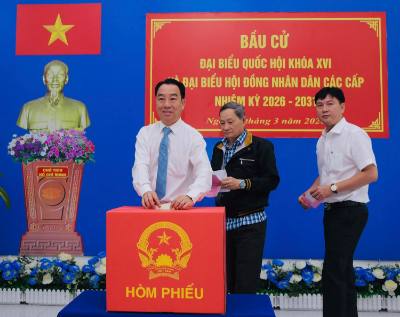 Chủ tịch UBND tỉnh Cà Mau Lữ Quang Ngời bầu cử tại Tổ bầu cử số 5 (phường Bạc Liêu, tỉnh Cà Mau). Ảnh: Chanh Đa-TTXVN