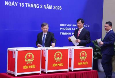 Đồng chí Lê Minh Trí, Ủy viên Bộ Chính trị, Bí thư Trung ương Đảng, Trưởng Ban Nội chính Trung ương và các đồng chí Lãnh đạo Đảng, Nhà nước bỏ phiếu bầu cử tại Khu vực bỏ phiếu số 02 phường Ba Đình, thành phố Hà Nội. Ảnh: Văn Điệp – TTXVN