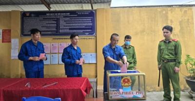 Các cử tri là người bị tạm giam, tạm giữ bỏ phiếu bầu cử đại biểu đủ đức, đủ tài. Ảnh: Thanh Vân-TTXVN 