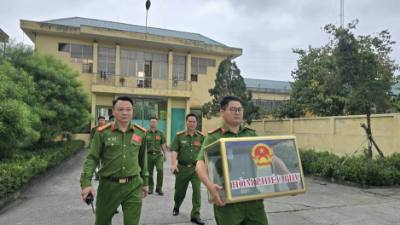 Tổ bầu cử tại Trại tạm giam Công an mang hòm phiếu phụ đến các khu vực tạm giam, tạm giữ tiến hành cho cử tri đang thực thi pháp luật bỏ phiếu. Ảnh: Thanh Vân-TTXVN 