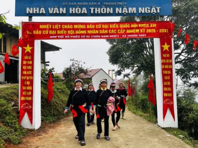 Người dân vùng biên giới Thanh Thủy (Tuyên Quang) hân hoan khi đã hoàn thành công tác bỏ phiếu bầu cử. Ảnh: Đức Thọ - TTXVN.