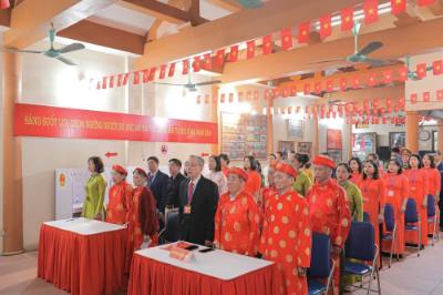 De nombreux électeurs âgés du quartier Vinh Hung de Hanoï se rendent aux bureaux de vote tôt le matin du 15 mars.