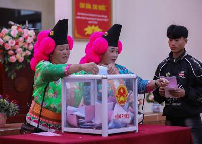 Cử tri xã Co Mạ, tỉnh Sơn La bỏ phiếu bầu cử tại khu vực bầu cử số 1 bản Co Mạ. Ảnh: Trọng Đạt-TTXVN 