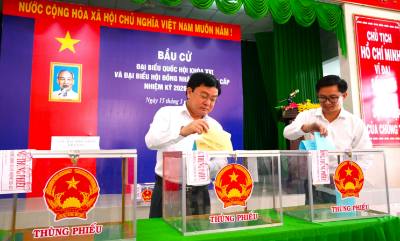 Ủy viên Trung ương Đảng, Bí thư Tỉnh ủy Tây Ninh Nguyễn Văn Quyết (bên trái) bỏ phiếu đầu tiên tại đơn vị Tổ bầu cử số 37, phường Long An, tỉnh Tây Ninh. Ảnh: Thanh Bình - TTXVN