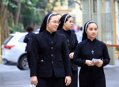 Les religieuses de la Congrégation des Amoureux de Sainte-Croix, située au 31, rue Nha Chung, ont voté au bureau de vote numéro 1, quartier Hoan Kiem.  Photo VNA : Tuấn Anh