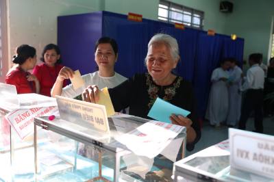 Cử tri khu phố Ninh Thọ, phường Bình Minh, tỉnh Tây Ninh bỏ phiếu bầu cử tại Khu vực bỏ phiếu số 06. Ảnh: Thanh Tân - TTXVN