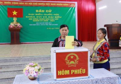 Cử tri bỏ phiếu bầu cử tại khu vực bỏ phiếu số 3, bản Nậm Sảo 2, xã biên giới Pa Tần. Ảnh: Quý Trung – TTXVN